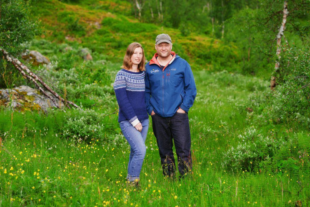 Jarle og Rakel_Liggende_Gurostølen_Ostebygda July 2023 Photos by Emile Holba 87