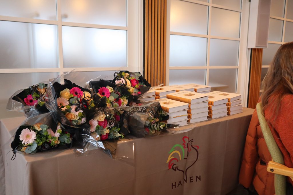 Blomster og premier til vinnerne av NM i Honning