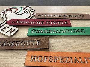 Skilt på tysk med bygdeturismebegrep og HANEN logo