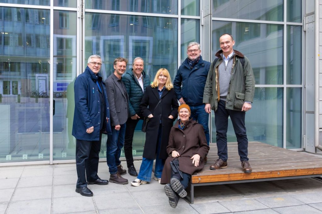 Links: Lars Ole Ørjaseter – Norwegische Brennereien, Erlend Fuglum – BROD, Kjell Maartmann – FND, Hege Ramseng – BROD, Bernt Bucher-Johannessen – HANEN und Albert Schamaun - FND. Vor Stine Sem - HANEN