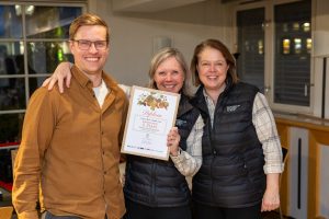 Prisvinnere i Norges Beste Drikke 2026. Her mottar Fiskum Fruktpresseri diplom for 2. plass i kategorien alkoholfritt.