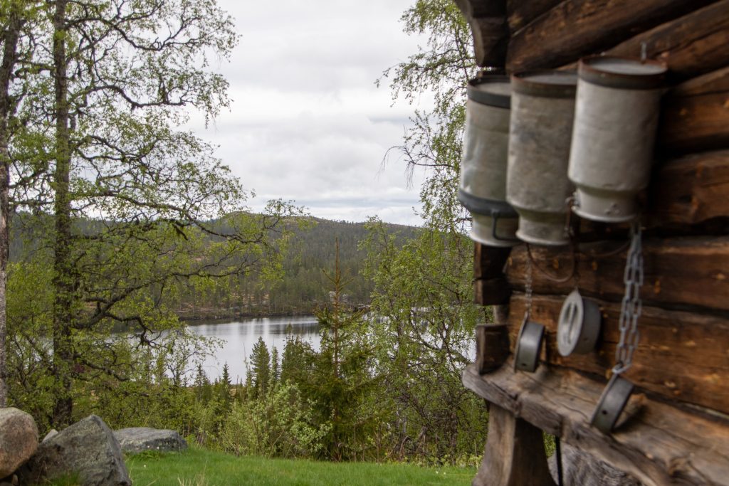 Utsikt mot fjell og vann ved Tuddal Høyfjellshotel