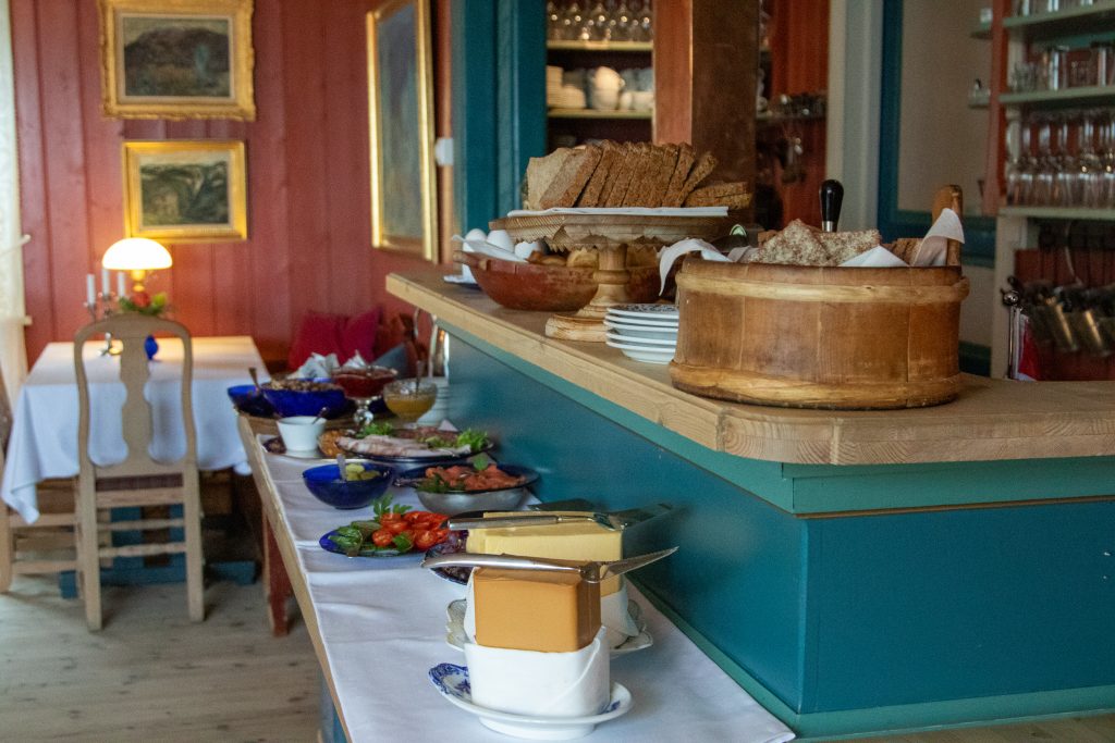 Frokostbuffet med brød, smør og lokale råvarer i spisesalen på Nutheim Gjestgiveri.
