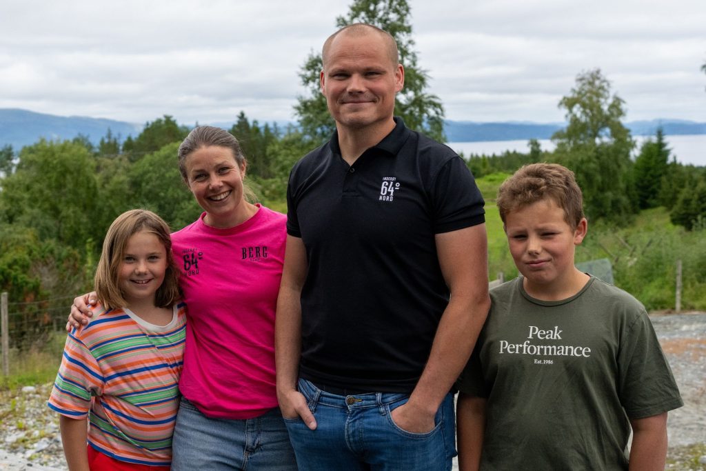Familien på Berg Gård i Inderøy, med kulturlandskapet og Beitstadfjorden i bakgrunnen.