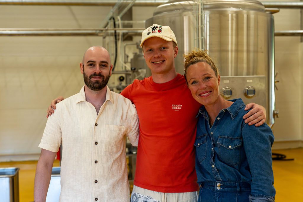 Teamet bak Superkraftmat foran produksjonsutstyret på Tingnes i Ringsaker.