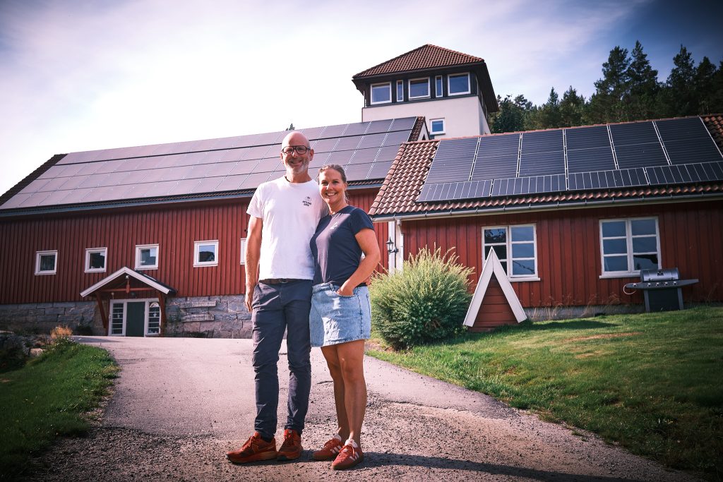 Pernille Vea og Gunnar Sagstuen foran Røyland Gård i Engesland