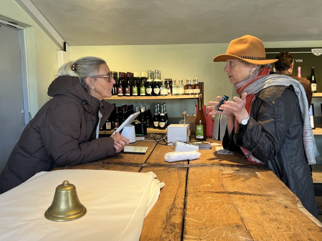 Prosjektleder Stine Sem kjøpe vin på en vingård i Skåne i anledning studietur.